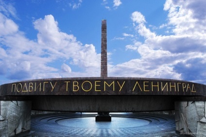 Care este numele pătratului din Sankt-Petersburg, pe care se află monumentul