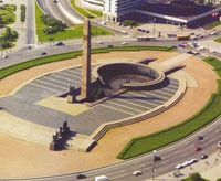 Як називається площа в Санкт-Петербурзі, на якій розташований монумент