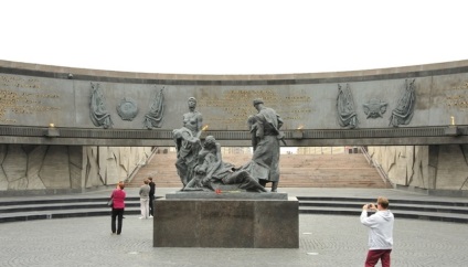 Як називається площа в Санкт-Петербурзі, на якій розташований монумент