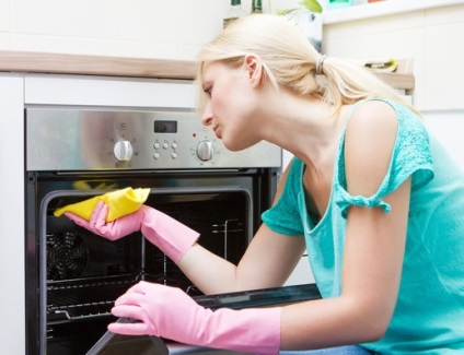 Hogyan mossa a sütőt letét otthon