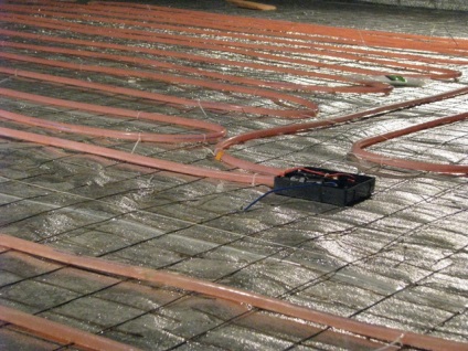 Care podea caldă să se afle sub supravegherea țiglelor de podele încălzite electric și cu apă