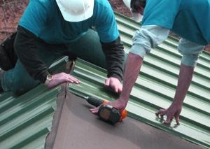 Cum să acoperiți acoperișul cu o placă profilate prin instalarea acoperișului din carton ondulat cu mâinile dvs. - o sarcină ușoară