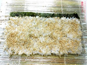 Як розкласти рис на роли уромакі (рисом назовні)