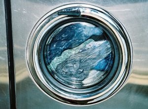 Cum se spală blugi într-o mașină de spălat și manual
