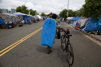 Cum trăiesc persoanele fără adăpost în orașele din corturile Statelor Unite