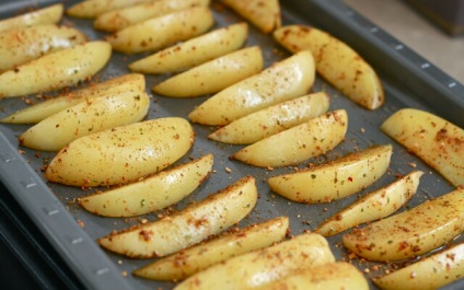 Cartofi într-un stil de țară în cuptor