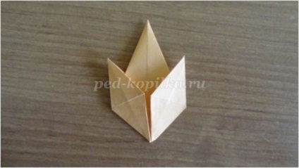 Кленові листки з паперу в техніці орігамі