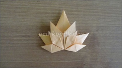 Maple frunze din hârtie în tehnica origami