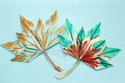 Maple levelek a szakterületen Origami (origami) Juharlevél a origami technikával