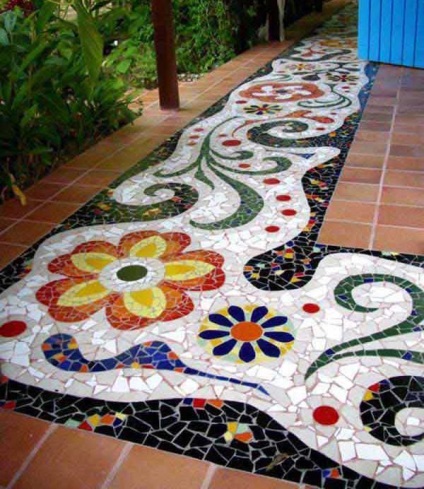 Poteci frumoase de grădină cu un mozaic de piatră