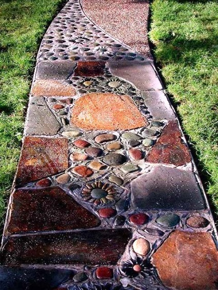 Poteci frumoase de grădină cu un mozaic de piatră