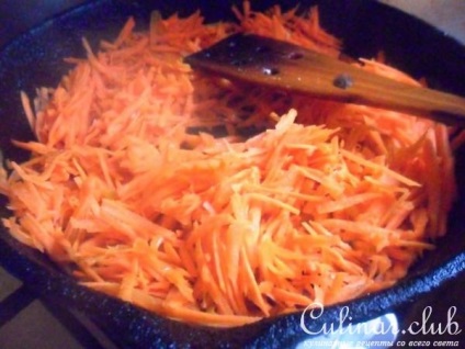 Курка з морквою в сметані