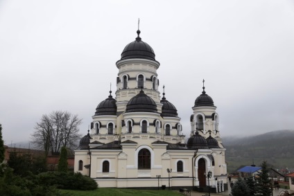 Manastirea Capriana - manastirea Hincu - manastirea Varzaresti - satul Dolna