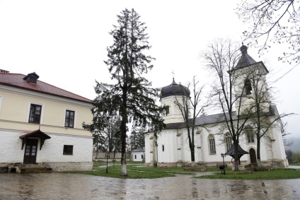 Manastirea Capriana - manastirea Hincu - manastirea Varzaresti - satul Dolna