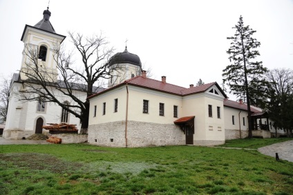 Manastirea Capriana - manastirea Hincu - manastirea Varzaresti - satul Dolna