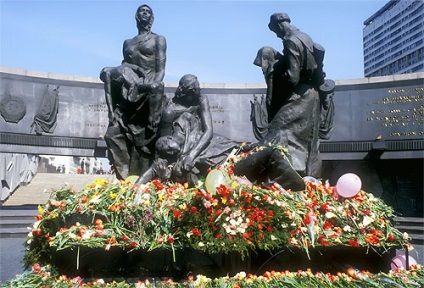 Monumentul apărătorilor din Leningrad pe Piața Victoriei