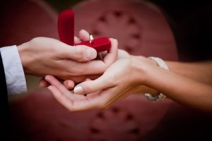 Pe care deget inelul de logodnă poartă reguli și subtilitate