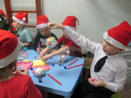 Karácsonyi szórakozás a gyermekek számára a középső csoport