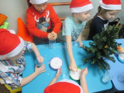Karácsonyi szórakozás a gyermekek számára a középső csoport