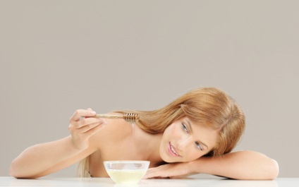 Основні рецепти масок для волосся з медом для відновлення і зволоження