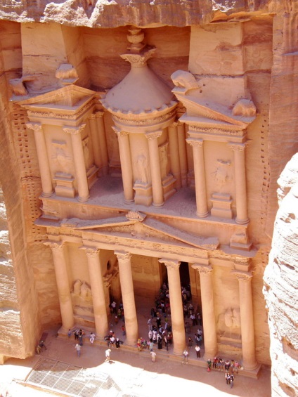 Petra (- -)