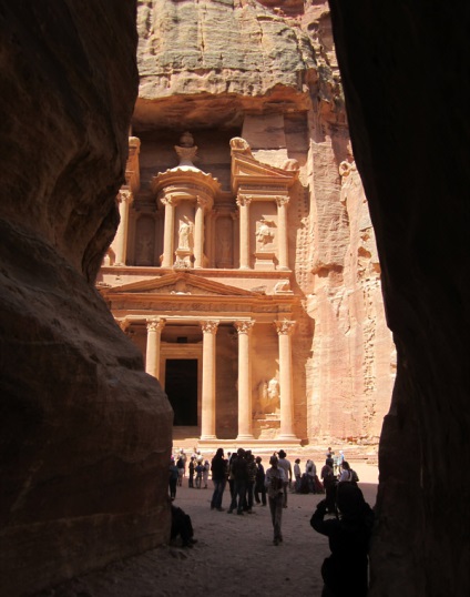 Petra (- -)