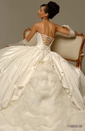 Пишні весільні сукні