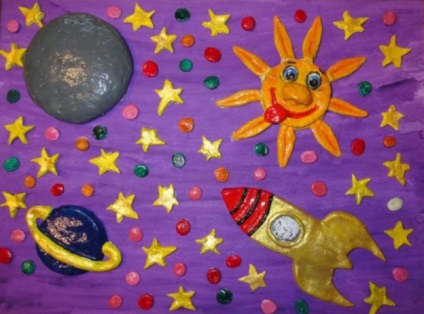 Artizanat pentru ziua de astronautică cu mâinile lor în grădiniță și școală de hârtie, macaroane și plastic