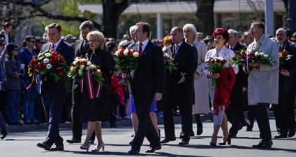 În timp ce restaurarea monumentului de libertate trebuie să fie finalizată cu căldură înainte de toamnă