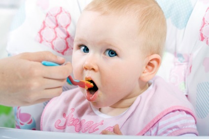 Hrăniți un copil în 6 luni