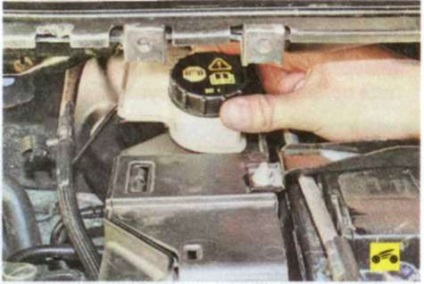 Перевірка рівня і долівка робочої рідини в бачок гідропідсилювача рульового управління - форд фокус 2
