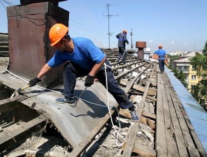 Lucrați la reparația acoperișului