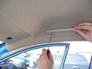Deconstruirea tavanului într-o mașină nissan t