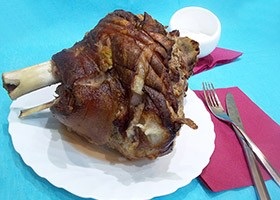 Рецепт з фото запечена свиняча рулька з часником