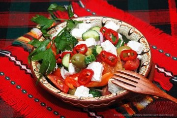 Салат з бринзою - свіжі молоді овочі, оливки, зелень і сир