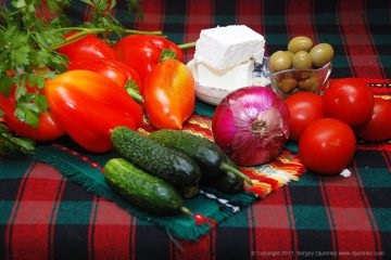 Salata cu brynza - legume tinere proaspete, măsline, verdeață și brânză