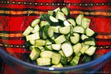 Salata cu brynza - legume tinere proaspete, măsline, verdeață și brânză