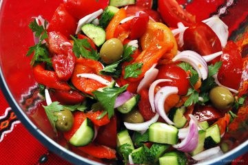 Salata cu brynza - legume tinere proaspete, măsline, verdeață și brânză