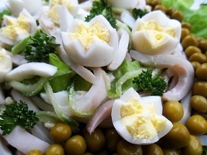 Salata cu squid, castravete și mazăre verde, gătiți, bucurați-vă!