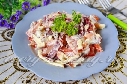 Салат з ковбасою і помідорами - рецепт з фото