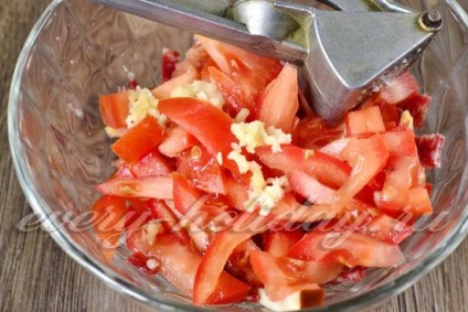 Salata cu cârnați și roșii - rețetă cu o fotografie