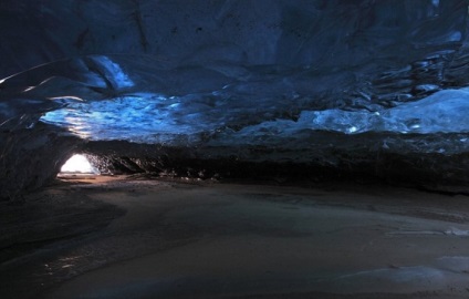 Ziduri de safir din peștera de gheață skaftafell - una dintre atracțiile din Islanda