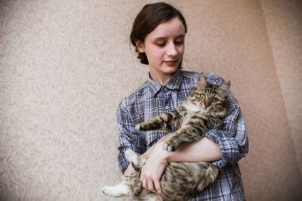 Школярка з Челябінська врятувала кішку, яка 10 днів просиділа в вентиляційній шахті багатоповерхівки