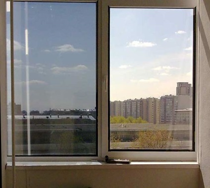 A függöny az ablakon a nap - az összes változat fényvédő termékek