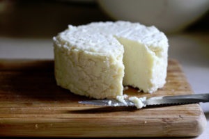 Скільки можна зберігати сир в холодильнику і морозилці