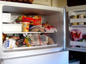 Скільки можна зберігати сир в холодильнику і морозилці
