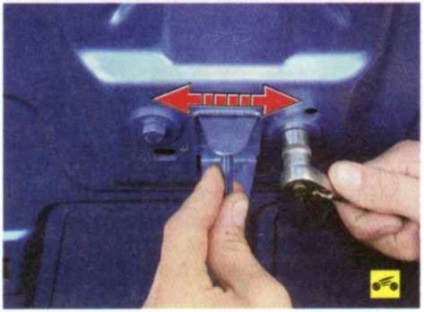 Demontarea, montarea și reglarea blocajului capotei și a sistemului său de acționare - Ford Focus 2