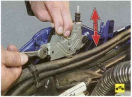 Зняття, установка і регулювання замка капота і його приводу - форд фокус 2