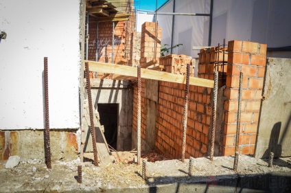 Будівництво біля одеського «будинку-стіни» триває споруджений будинок підросло - таймер