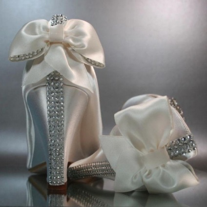 Весільне взуття для нареченої на фото (кольору слонової кістки)